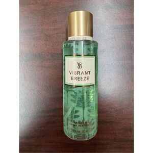 NWT Victoria’s Secret Vibrant Breeze 8.4 oz Body Mist